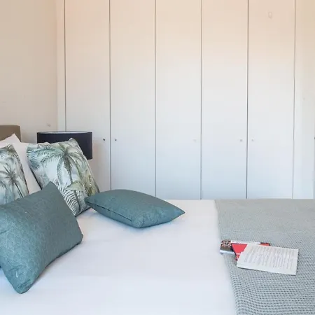Plum Guide - The Atlantic Apartment Lissabon